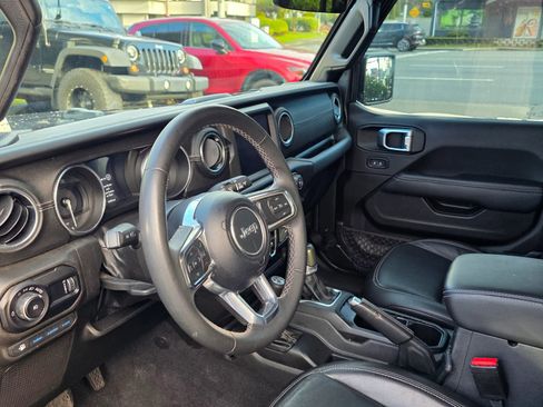 Used 2023 Jeep Wrangler Unlimited Sahara image 9