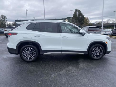 Certified 2025 Volkswagen Tiguan S w/ 18" Wheel Package image 8