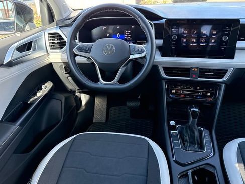 Used 2025 Volkswagen Taos SE image 21