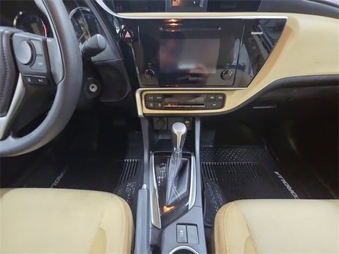 Used 2017 Toyota Corolla LE image 15