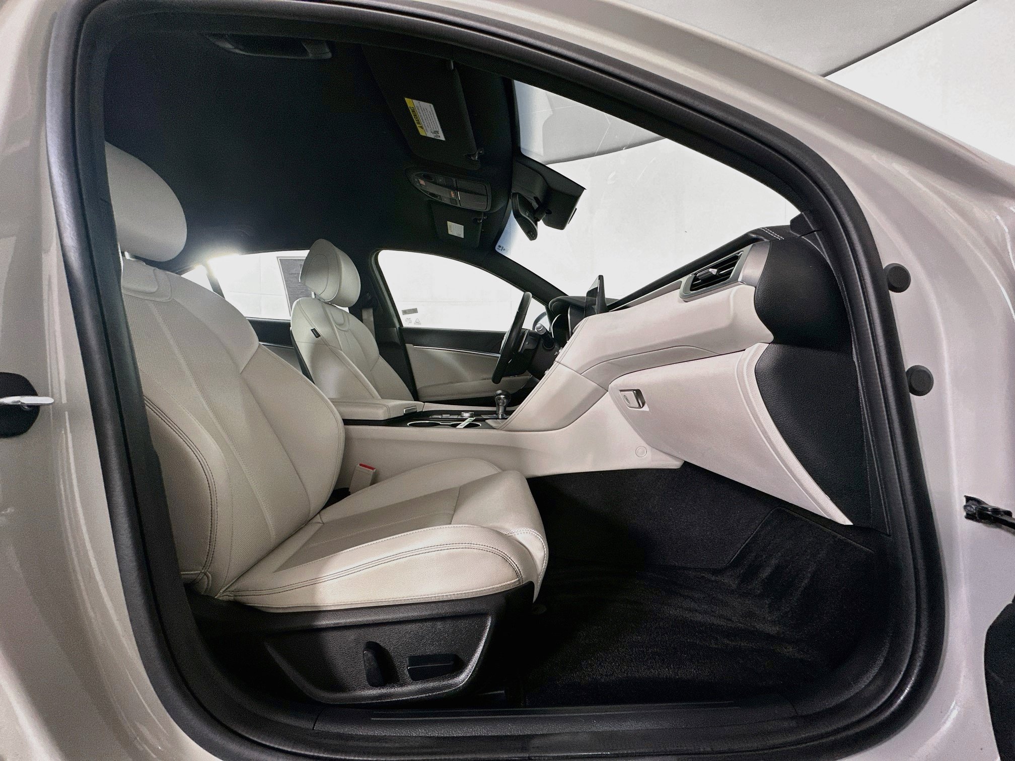 Used 2025 Genesis G70 2.5T RWD image 33