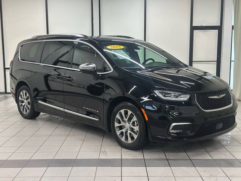 Used 2025 Chrysler Pacifica Pinnacle image 1