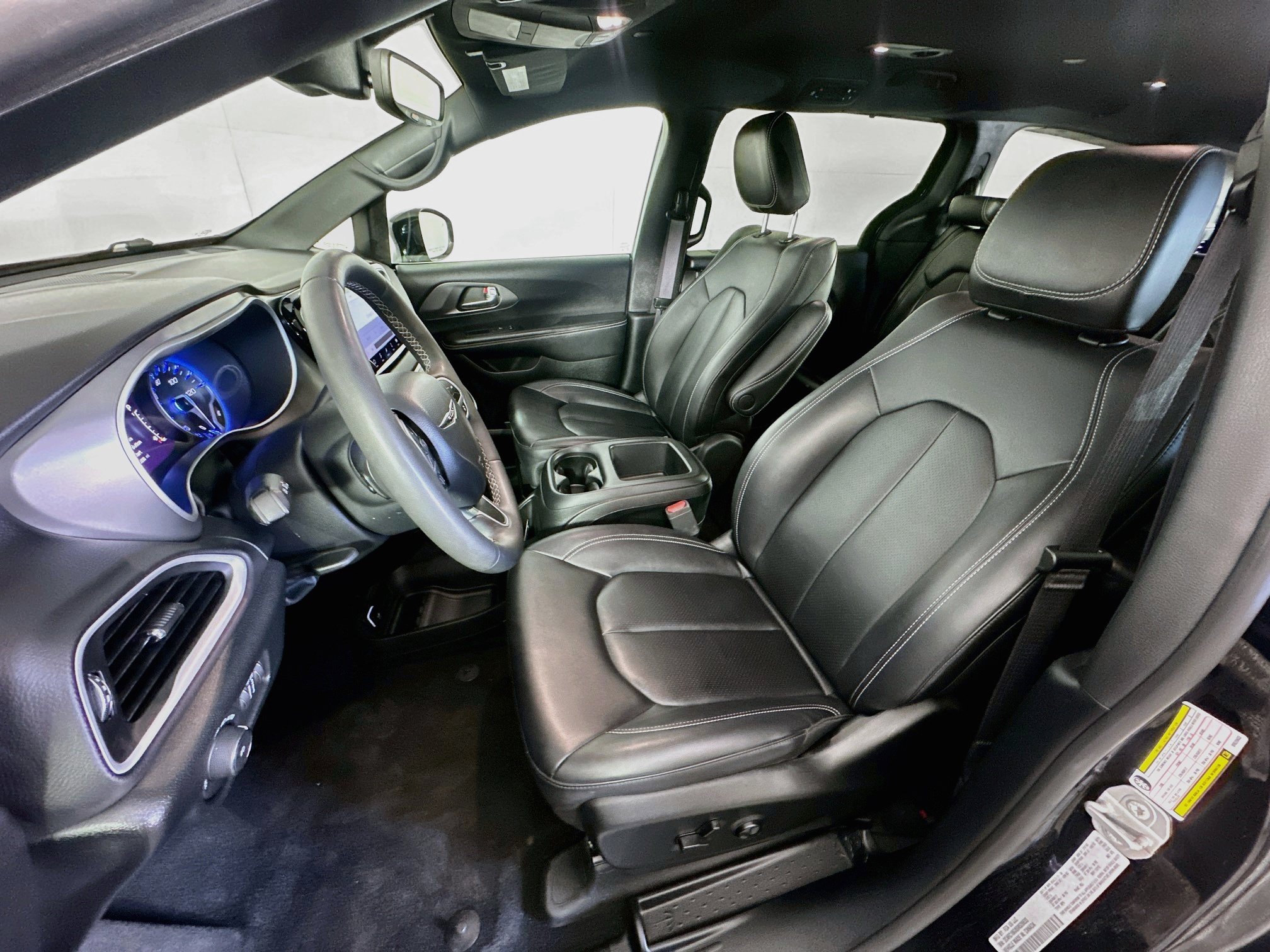 Used 2025 Chrysler Pacifica Select FWD image 13