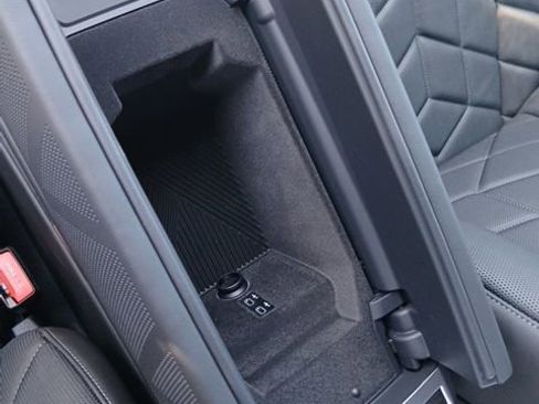 New 2025 BMW 740i w/ Executive Package image 23