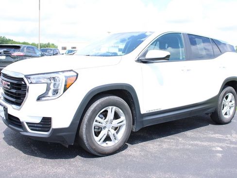 Used 2024 GMC Terrain SLE FWD image 3