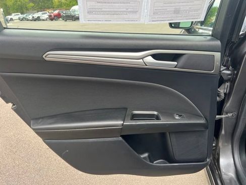 Used 2020 Ford Fusion SE FWD image 14