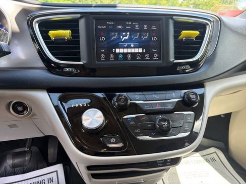 Used 2020 Chrysler Pacifica Touring-L FWD image 19