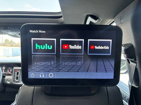 Used 2024 GMC Yukon XL Denali w/ Advanced Technology Package image 19