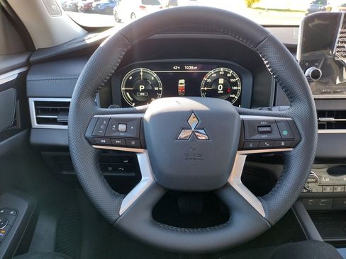 New 2025 Mitsubishi Outlander SE image 7