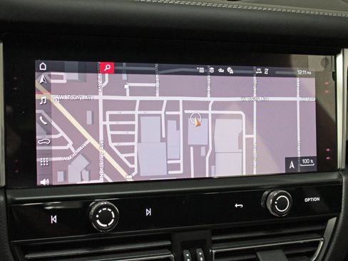 Used 2025 Porsche Macan image 27