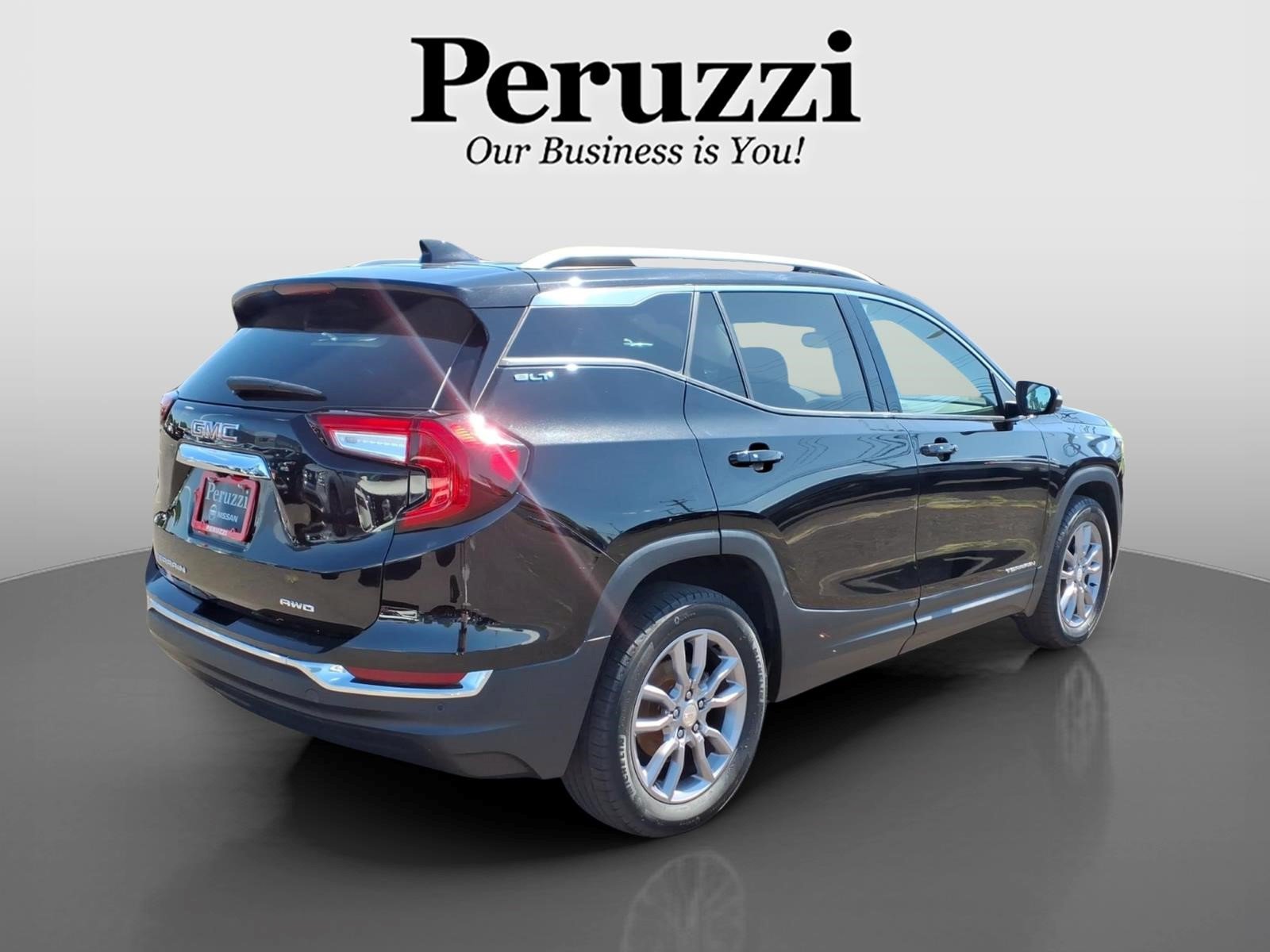Used 2023 GMC Terrain SLT AWD/4WD image 3