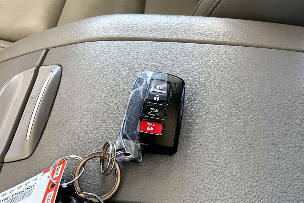 Used 2019 Toyota Highlander XLE w/ Carpet Mat Package (TMS) FWD image 36