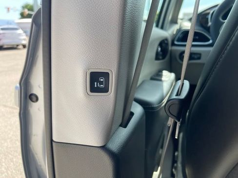 Used 2023 Chrysler Pacifica Limited FWD image 20