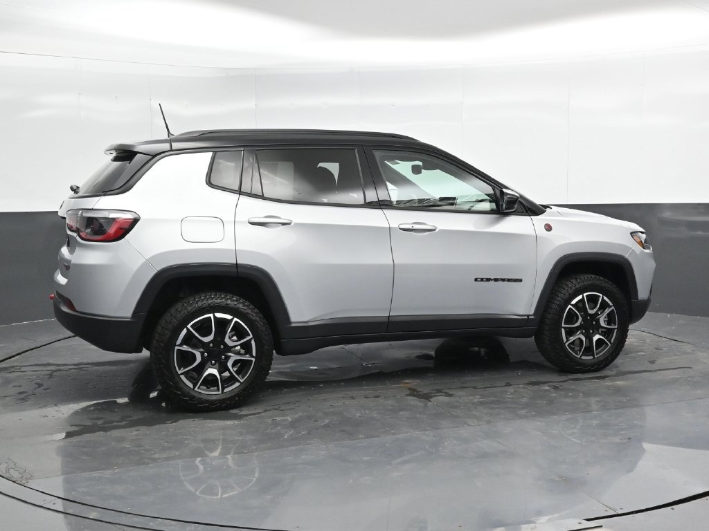 Used 2024 Jeep Compass Trailhawk AWD/4WD image 2