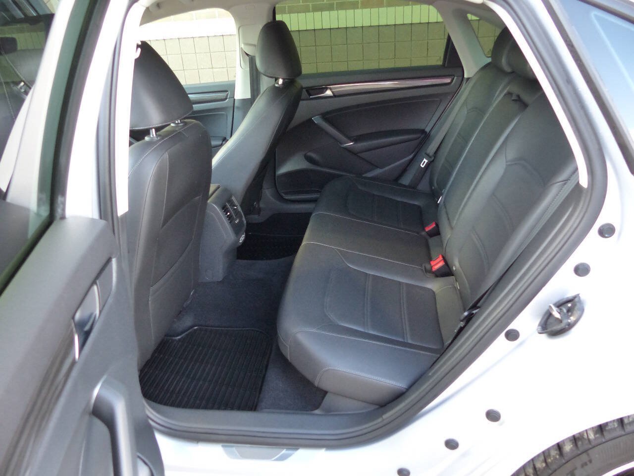 Used 2020 Volkswagen Passat 2.0T R-Line FWD image 40