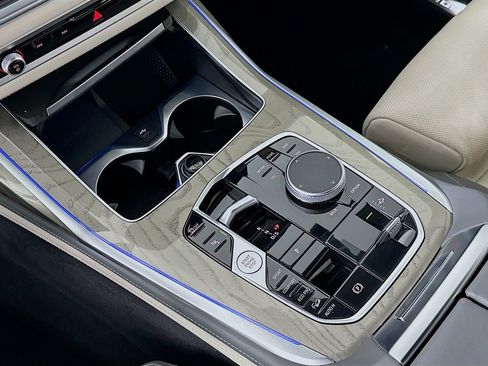 Used 2025 BMW X7 M60i w/ Climate Comfort Package image 17