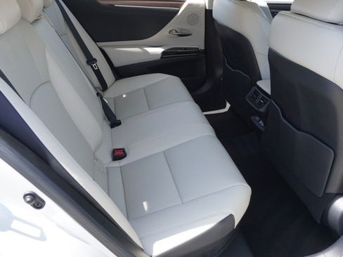 Certified 2025 Lexus ES 300h w/ Premium Package image 31