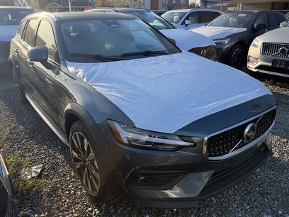 New 2026 Volvo V60 B5 Cross Country Ultra w/ Protection Package Premier