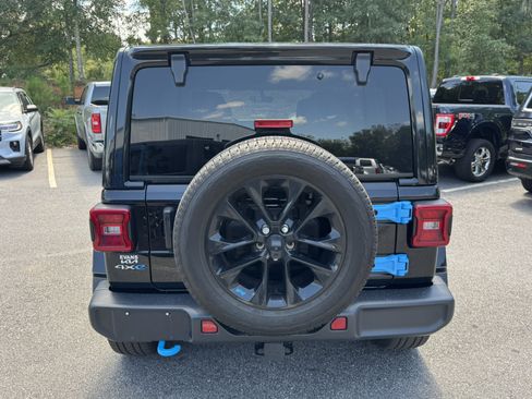 Used 2023 Jeep Wrangler Unlimited Sahara w/ Cold Weather Group AWD/4WD image 6