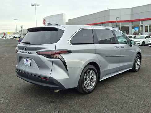 Used 2025 Toyota Sienna XLE image 7