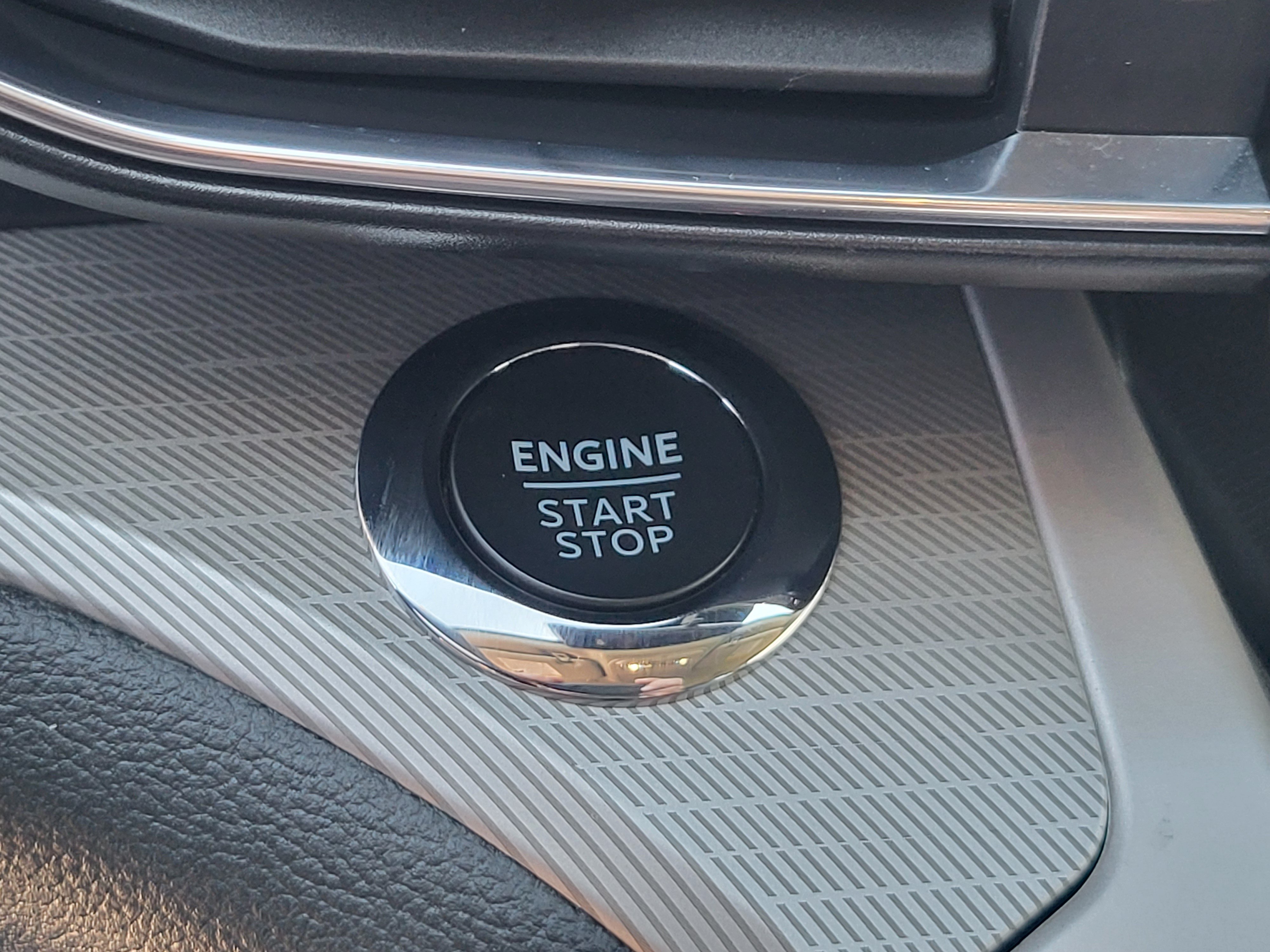 Used 2024 Ford Explorer XLT w/ Equipment Group 202A AWD/4WD image 21