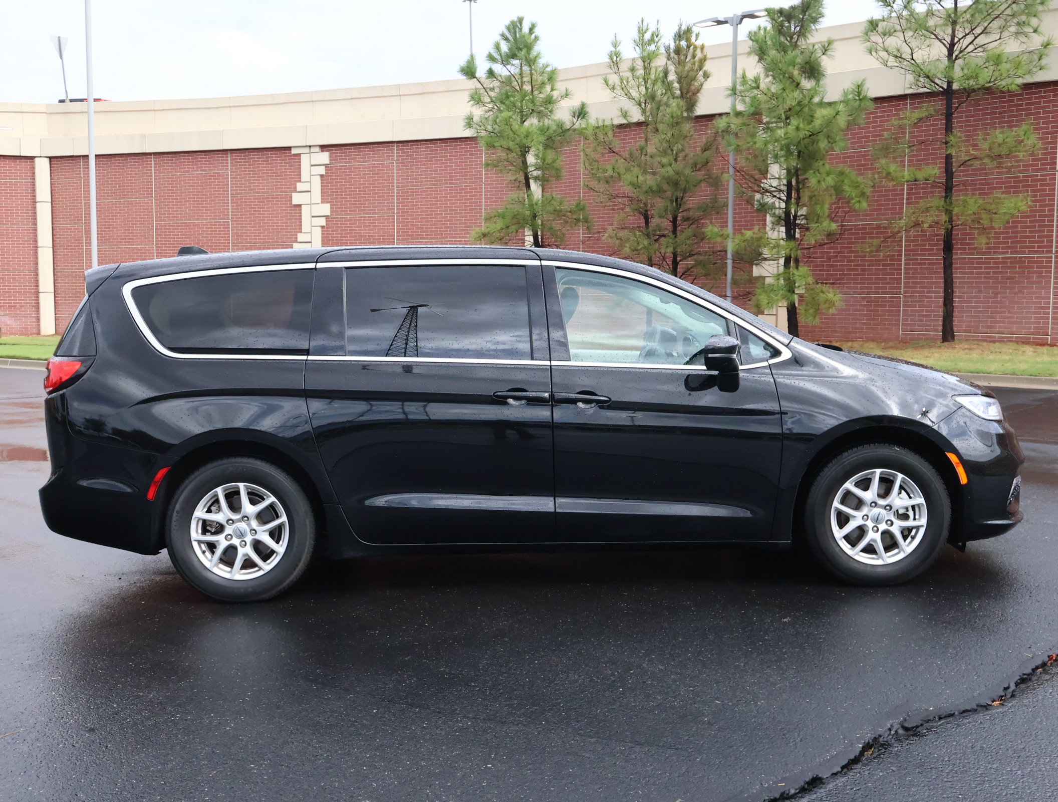 Used 2024 Chrysler Pacifica Touring-L FWD image 37