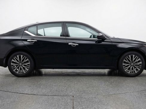 Used 2025 Nissan Altima 2.5 SV image 11