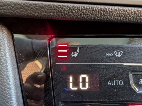 Used 2025 Volkswagen Jetta SE w/ Sunroof Package image 32