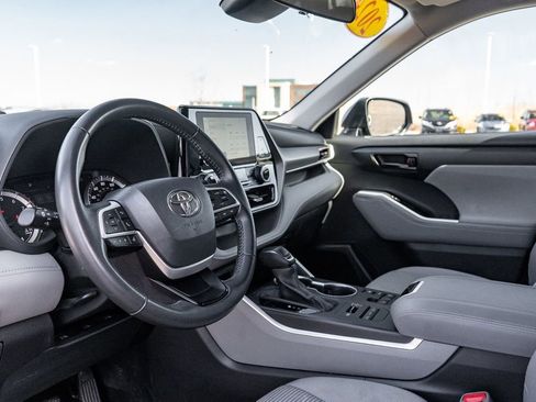 Used 2024 Toyota Highlander LE image 19