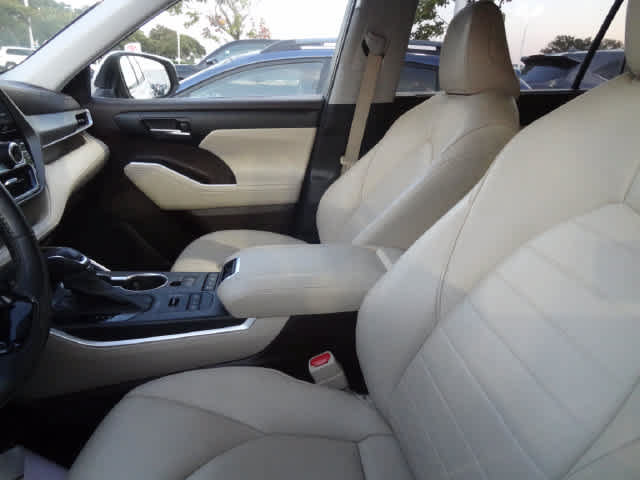 Used 2021 Toyota Highlander XLE AWD/4WD image 8