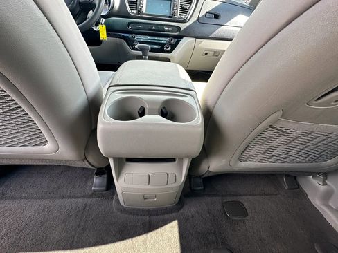 Used 2019 Kia Sedona LX image 34