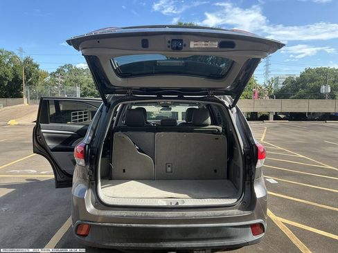 Used 2019 Toyota Highlander Plus FWD image 10