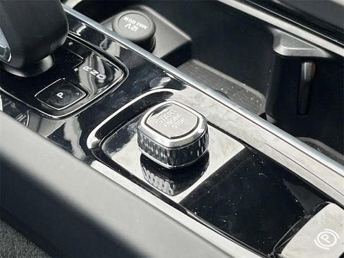 Used 2023 Volvo XC60 B5 Plus image 31