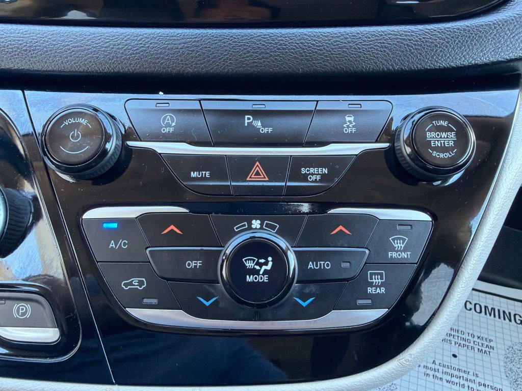 Used 2017 Chrysler Pacifica Touring-L FWD image 34