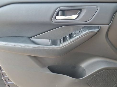 Used 2025 Nissan Rogue SV FWD image 15