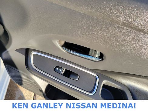 Used 2022 Nissan Versa SR w/ Convenience Package image 48