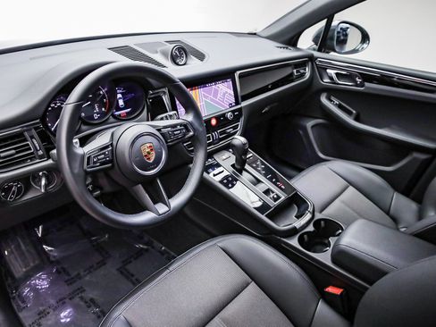 Used 2025 Porsche Macan image 4