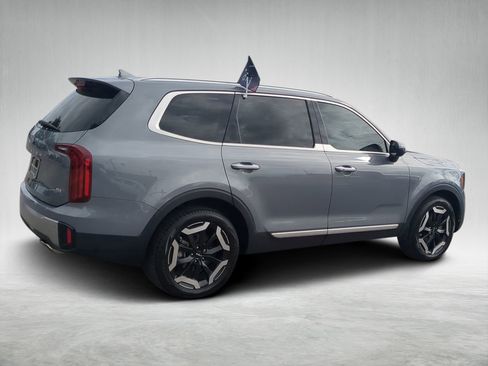 Certified 2023 Kia Telluride S image 3