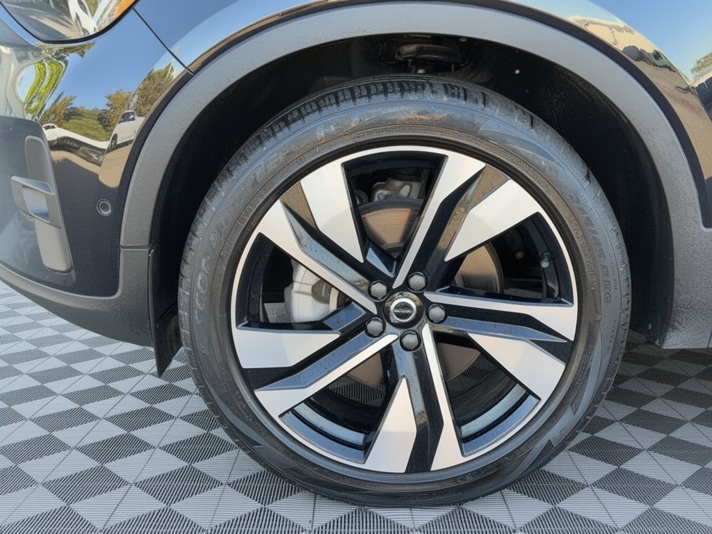 Used 2023 Volvo XC40 B5 Plus w/ Driver Assist Package AWD/4WD image 13