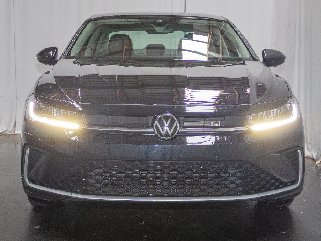 Used 2025 Volkswagen Jetta SE FWD image 2