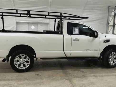 Used 2017 Nissan Titan SV image 9