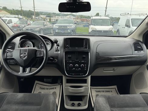 Used 2019 Dodge Grand Caravan SE w/ UConnect Hands-Free Group image 7