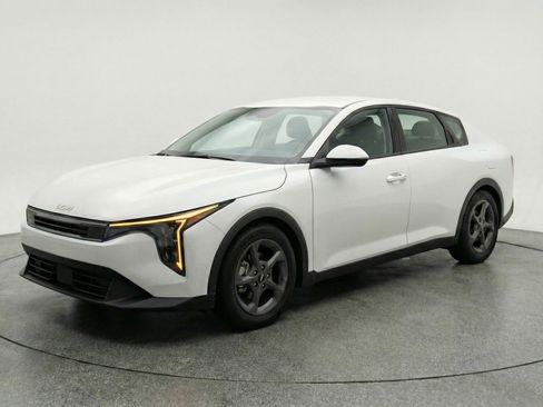Used 2025 Kia K4 LXS image 3