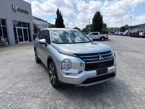 Used 2025 Mitsubishi Outlander SE AWD/4WD image 2