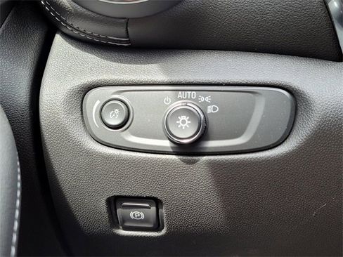 Used 2025 Chevrolet Blazer LT image 36