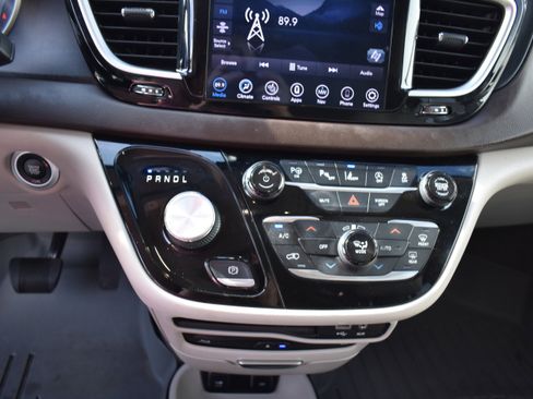 Used 2020 Chrysler Pacifica Touring-L Plus w/ Tire & Wheel Group image 21