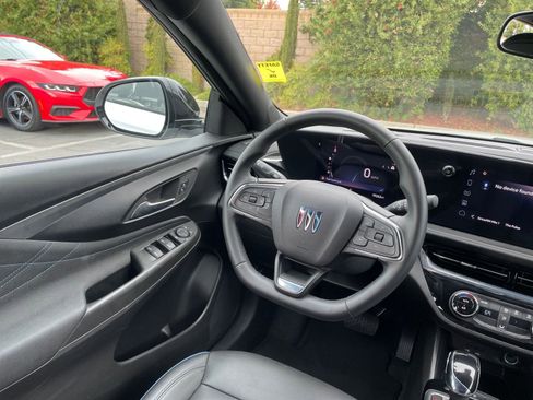 Used 2025 Buick Envista Sport Touring image 33