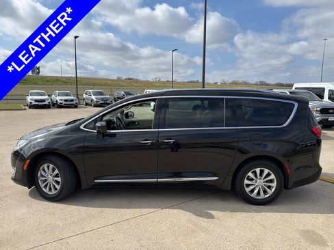 Used 2018 Chrysler Pacifica Touring-L w/ Advanced Safetytec Group image 3