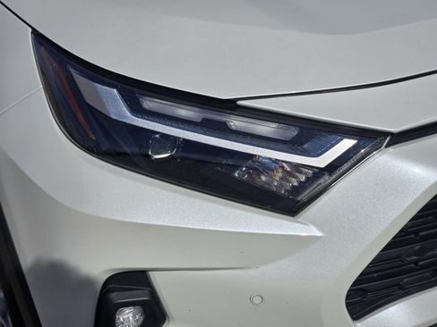 Used 2022 Toyota RAV4 XLE Premium image 10