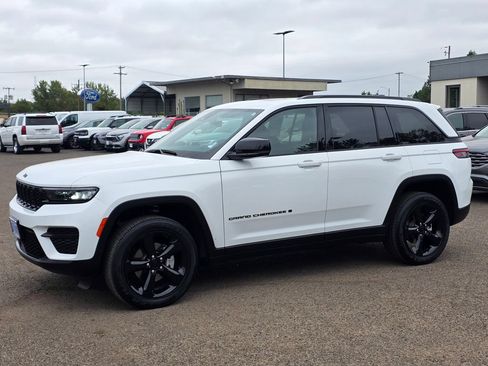 Used 2025 Jeep Grand Cherokee Altitude AWD/4WD image 35